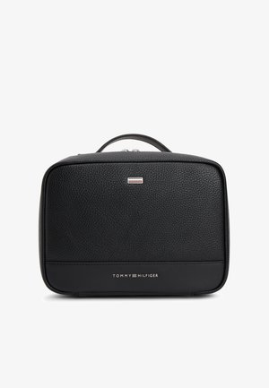 Mustast tekstureeritud nahast tualett-tarvete kott, millel on ülemine käepide, väike Tommy Hilfigeri lipuembleem ja logo tekst allosas esiküljel.