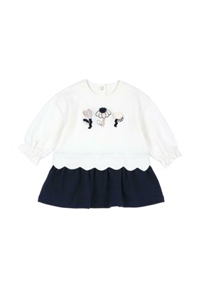 Robe de bébé blanche à manches longues avec ourlet festonné, jupe bleu marine et trois fleurs brodées en noir et blanc sur la poitrine.
