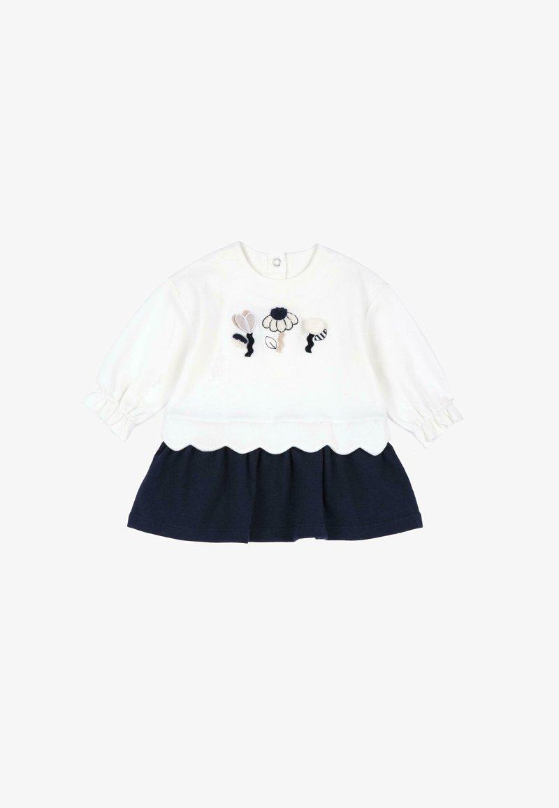 Robe de bébé blanche à manches longues avec ourlet festonné, jupe bleu marine et trois fleurs brodées en noir et blanc sur la poitrine.