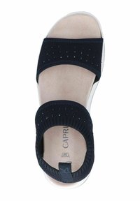 Marinblå sandal med dubbla elastiska remmar, med glittriga accenter. Mjuk beige fotbädd och vit sula för komfort och stabilitet.