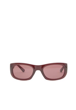 Lunettes de soleil rectangulaires avec des montures épaisses et brillantes de couleur rouge foncé et des verres teintés assortis sur un fond blanc.