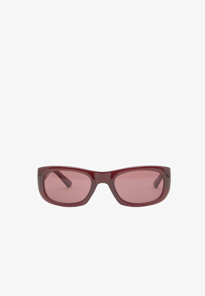 Rechteckige Sonnenbrillen mit dicken, glänzenden dunkelroten Rahmen und passenden getönten Gläsern auf einem weißen Hintergrund.