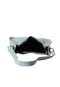 Ljusblå väska i krokodilmönstrad läder med dragkedja, svart inredning och flata remmar. Öppen för att visa inre facket.