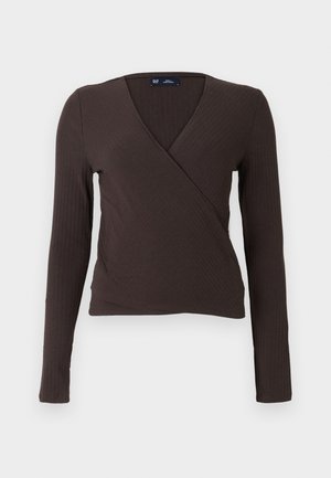 Haut cache-cœur à manches longues côtelé marron avec un col en V, présentant une silhouette cintrée et une texture lisse. Étiquette de la marque visible à l'intérieur du col.