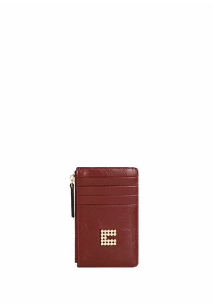 Porte-cartes en cuir marron avec quatre emplacements pour cartes et une décoration lettre E cloutée en or sur le devant, avec une tirette de fermeture éclair noire sur le côté.