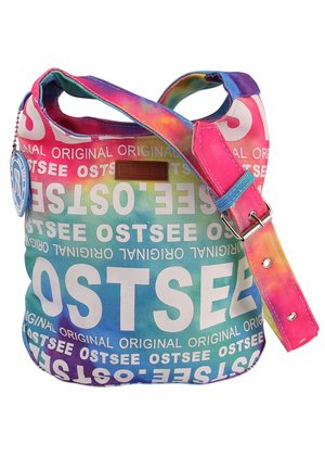 Kleurige stoffen emmerzak met een gradient van blauw naar roze, met vetgedrukte witte tekst "OSTSEE" en een afneembare schouderriem. Inclusief een label.
