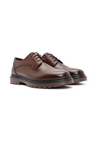 Bruine leren schoenen met een gladde afwerking, ronde neus en vetersluiting. Verhoogde rubberen zool met een gestructureerd patroon voor grip en duurzaamheid.