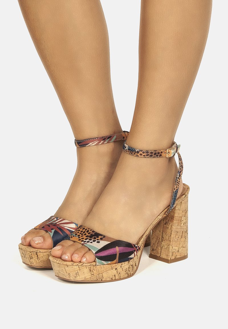 Sandalias de tacón multicolores con plataforma de corcho, que presentan un upper de textil con patrón y una correa para el tobillo con hebilla metálica.