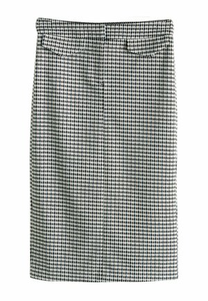 Spódnica ołówkowa w czarno-białą kratę. Charakteryzuje się prostym krojem, tylnymi kieszeniami oraz gładką teksturą materiału.