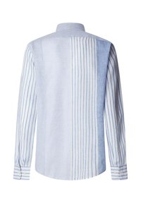 Camicia da uomo a maniche lunghe con righe verticali blu e bianche di larghezza variabile, mostrata da dietro su sfondo bianco.