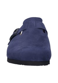 Marineblauwe suede instapschoen met twee decoratieve banden en een zwarte gesp, met een ronde neus en een gestructureerd oppervlak.
