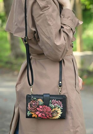 Schwarze Leder-Crossbody-Tasche mit floralem Stickerei in Rot, Gelb und Pink. Verfügt über einen abnehmbaren Schultergurt und goldfarbene Hardwareakzente.