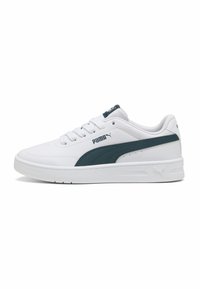 Vita sneakers med en slät läderöverdel och teal-accenter, med en rund tå, snörning framtill och en tjock gummisula. Puma-logotypen är synlig.