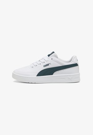 Bele teneški z gladkim usnjem in teal akcenti, z okroglim nosom, vezanjem vpred in debelim gumijastim podplatom. Puma blagovna znamka je prikazana.