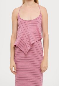 Top senza maniche rosa con righe bianche e viola, caratterizzato da un drappeggio fluido nella parte anteriore. Tessuto morbido e vestibilità slim.