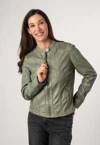 Giacca di pelle verde con chiusura a zip frontale, collo alto e dettagli a costine sulle spalle. Presenta tasche laterali con zip e una texture liscia.