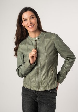 Grüne Lederjacke mit Reißverschluss vorne, hohem Kragen und gerippten Akzenten an den Schultern. Verfügt über seitliche Reißverschlusstaschen und eine glatte Textur.