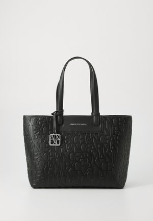 Czarna skórzana torba typu tote z wytłoczonym wzorem logo Armani Exchange i długimi uchwytami, wyposażona w metalową zawieszkę z logo AX.