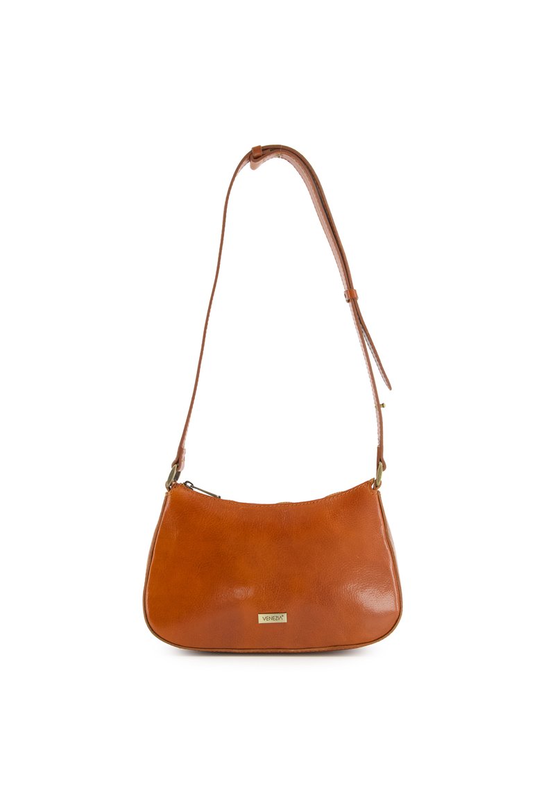 Tasche aus braunem Leder mit geschwungener Form, verstellbarem Schulterriemen und einem kleinen, goldenen Logo-Akzent. Verfügt über einen Reißverschluss.