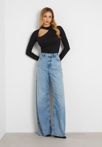 Guess - BELLFLOWER WIDE  - Flared Jeans - blau Thumbnail-Bild 1