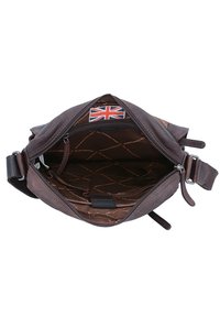 Borsa in pelle marrone, con zip superiore, interno foderato con motivo a diamante, presenta un patch con la bandiera britannica, tracolla regolabile e numerose tasche.