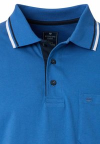 Koszulka polo w intensywnym niebieskim kolorze z bawełny, z prążkowanym kołnierzykiem. Posiada kontrastowe białe i granatowe paski, zapięcie na trzy guziki oraz kieszeń na piersi.