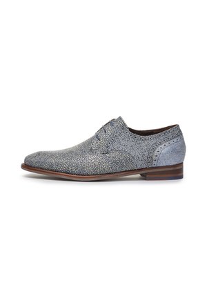 Blaue gemusterte Dressschuhe mit strukturiertem Obermaterial und glatten Lederakzenten. Sie verfügen über eine runde Zehenpartie und einen flachen Holzabsatz mit blauen Akzenten.