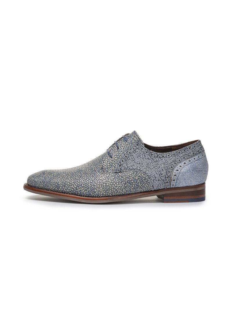 Scarpe da uomo blu con motivo, dotate di upper testurizzato e dettagli in pelle liscia. Presentano una punta tonda e un tacco piatto in legno con un accento blu.
