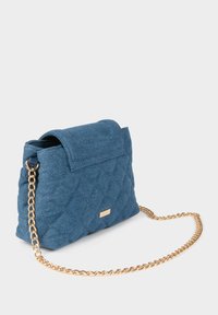 Borsa a spalla in denim trapuntato di colore blu scuro con chiusura a patta e tracolla in catena dorata. Presenta una piccola placca metallica con logo sul davanti.