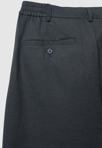 Dunkelgraue Hose mit strukturiertem Stoff, elastischem Bund und einer einzelnen Gesäßtasche mit schwarzem Knopfdetail.