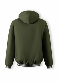 Hoodie in Olivgrün, aus glattem Stoff. Mit weißen und schwarzen gestreiften Ärmelbündchen und einem gerafften Saum. Minimalistisches Design.