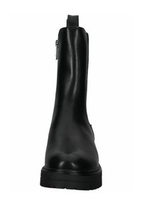 Botín de cuero negro hasta el tobillo con una textura suave, cremallera lateral y una suela de goma resistente, con puntera redondeada y una lengüeta en la parte trasera.