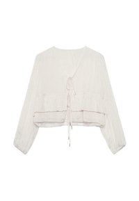 Blusa ligera de color crema con mangas largas, diseño de volantes en capas, cierre con lazo en la parte posterior y textura suave.
