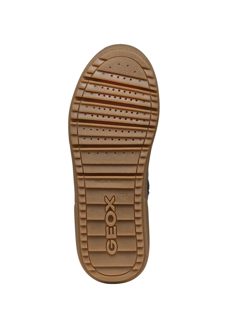 Sohle eines braunen Gummischuhs für Kinder mit Profilmuster, kleinen Löchern, "GEOX"-Logo, Größe 31 und dem Text "Italienisches Patent".