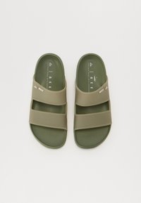 Sandale de plajă verde măsliniu cu două bretele late. Fabricate dintr-un material moale, cu un logo branduit și o talpă texturată pentru confort.