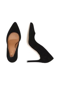 Pantofi cu toc înalt din suede negru, cu vârf ascuțit și părți laterale decupate. Tălpi interioare din piele bej și un toc subțire negru.