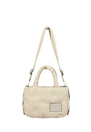 Beige gesteppte Tasche mit zwei Tragegriffen und einem abnehmbaren Schultergurt. Sie hat eine rechteckige Form, eine subtile Textur und ein geprägtes Logo auf der Vorderseite.