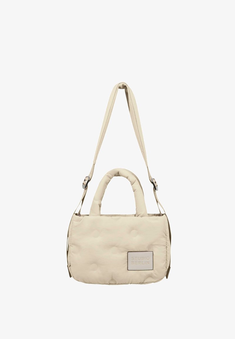 Borsa beige trapuntata con doppie maniglie e una tracolla removibile. Presenta una forma rettangolare, una texture sottile e un logo impresso sul fronte.
