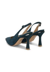 Tacones slingback de ante verde oscuro con puntera puntiaguda y tacones de aguja de 8 cm; acentos metálicos en la punta; correa ajustable en el tobillo para un ajuste seguro.