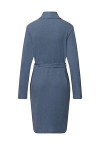 Réggi di colore blu, a maniche lunghe, realizzata in tessuto morbido con vita cinturata, colletto e tasche laterali. Texture liscia con un design semplice.
