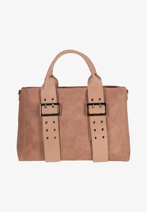 Obdélníková růžová kabelka s dvěma širokými popruhy s velkými černými přezkami a krátkými zaoblenými rukojeťmi.