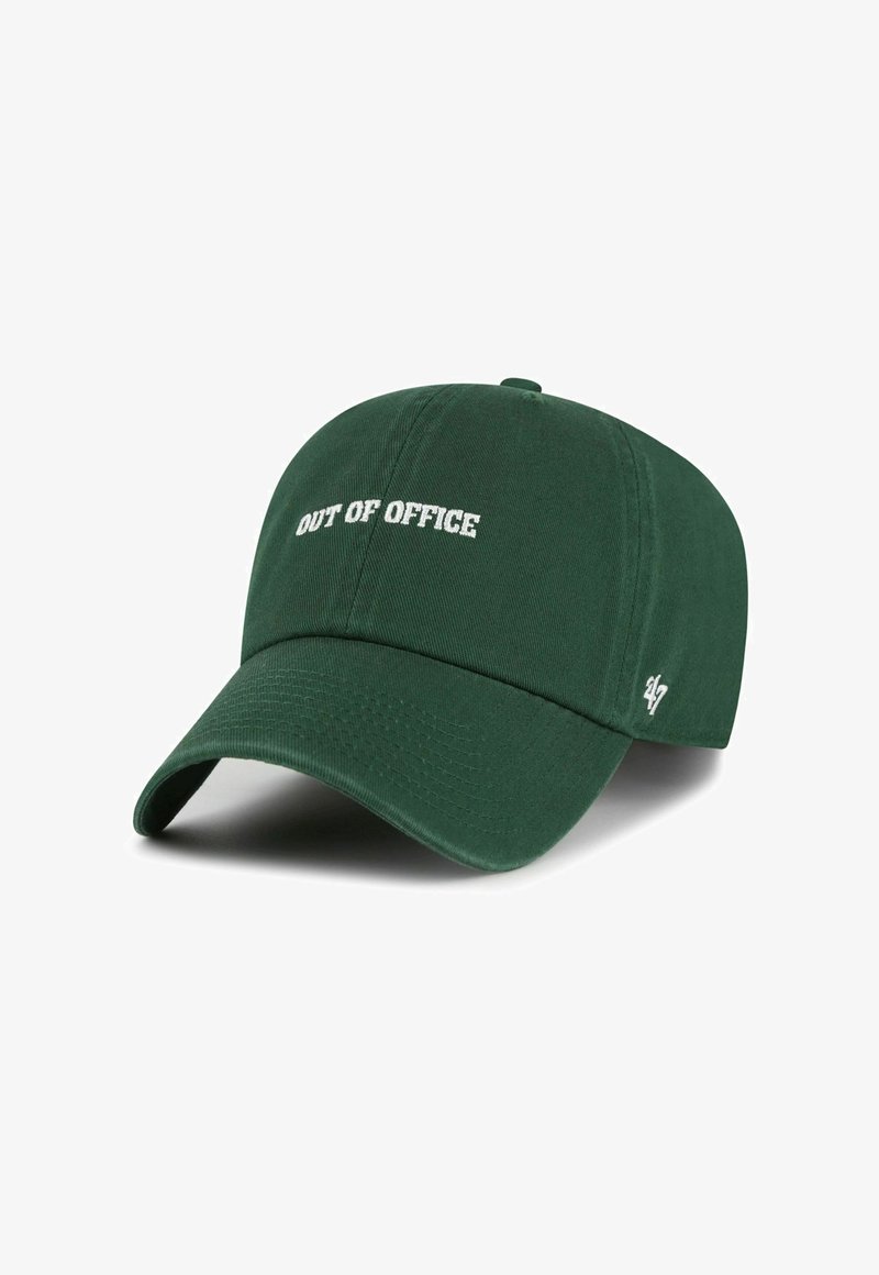 Dunkelgrüne Baseballkappe mit gebogenem Schirm und weißer, gestickter Aufschrift "OUT OF OFFICE" in der Mitte vorne.