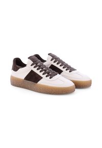 Baskets en cuir blanc avec des accents en suède marron. Elles présentent une semelle en caoutchouc translucide texturée et des lacets plats. Bout arrondi et design bas.