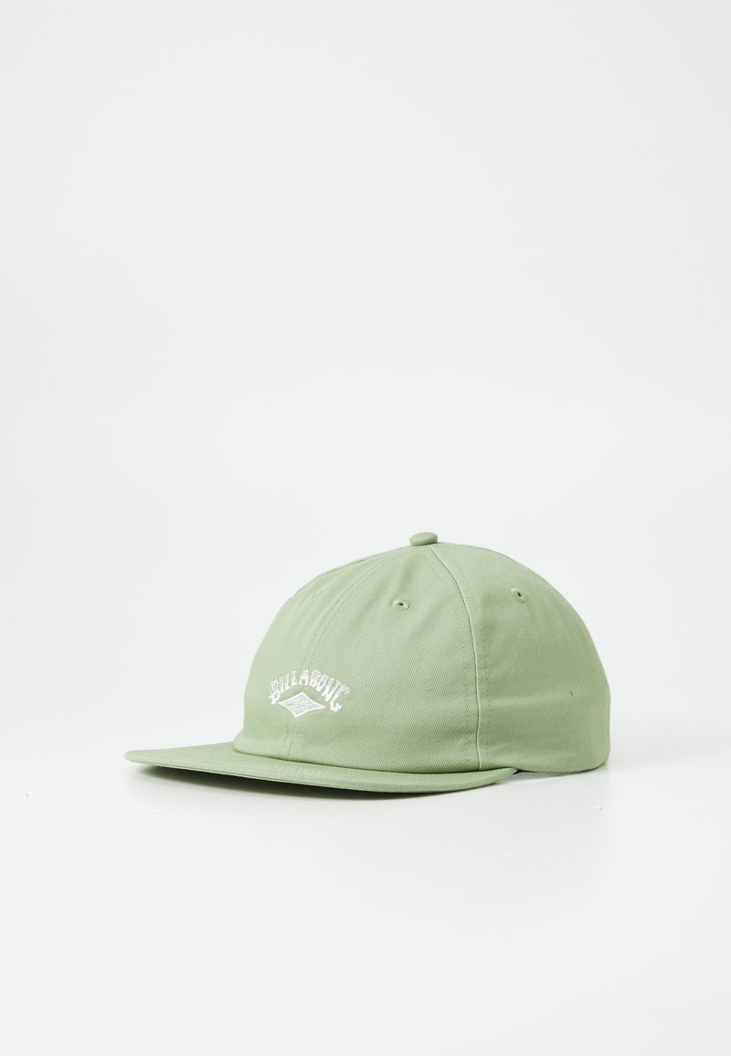 Casquette de baseball en coton vert avec une visière plate, présentant un logo brodé blanc à l'avant et des œillets de ventilation sur le dessus.