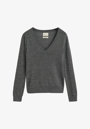 Pull en laine gris à col en V, avec des manches longues, un col et des poignets côtelés, et une finition texturée. Étiquette visible à l'intérieur du col.