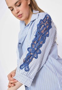 Jean Marc Philippe RAYÉE AVEC PATCH EN MACRAMÉ - Chemisier - bleu