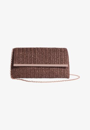 Lille rektangulær brun flettet clutch taske med en slank horisontal metal accent og en tynd kædestrop på en hvid baggrund.