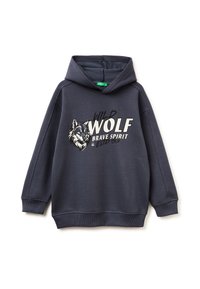 Tmavě modrá mikina s kapucí, která má na přední straně grafiku s ilustrací vlka a textem "DIVOKÝ VLK ODVAŽNÝ DUCH." Měkká látka, volný střih.