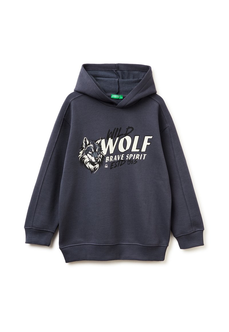 Tmavě modrá mikina s kapucí, která má na přední straně grafiku s ilustrací vlka a textem "DIVOKÝ VLK ODVAŽNÝ DUCH." Měkká látka, volný střih.