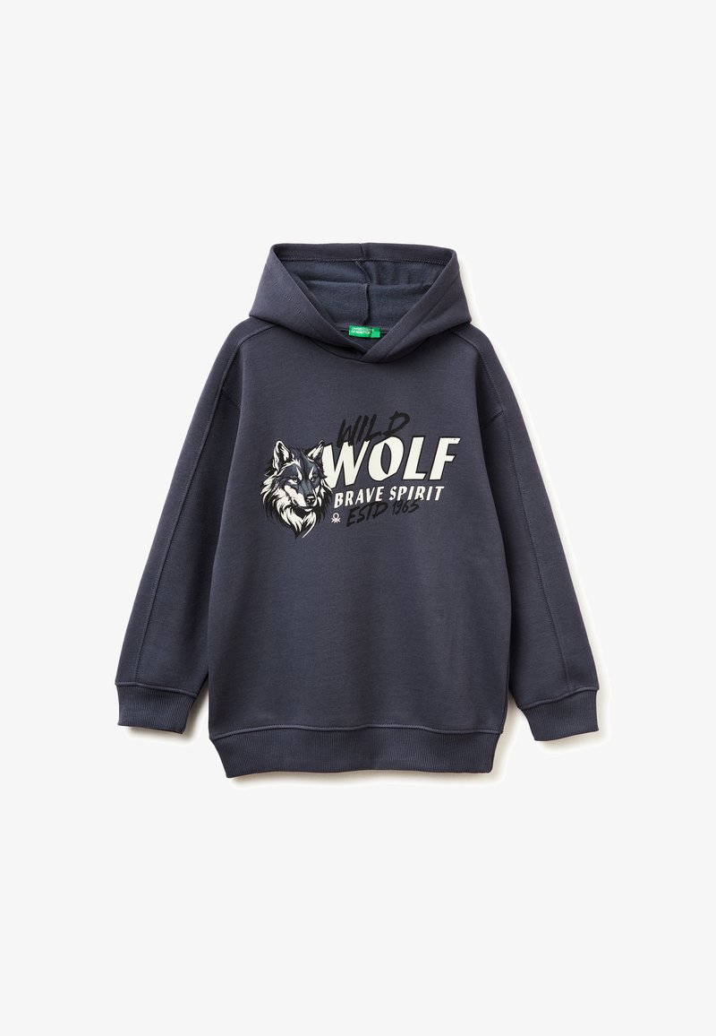 Tmavě modrá mikina s kapucí, která má na přední straně grafiku s ilustrací vlka a textem "DIVOKÝ VLK ODVAŽNÝ DUCH." Měkká látka, volný střih.
